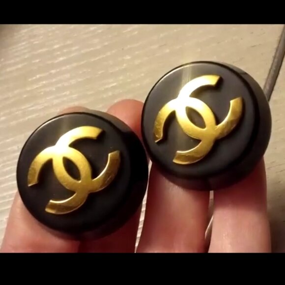 Chanel Vintage LARGE Interlocking CC Black and Gold Clip-On Earrings - Picture 12 of 16